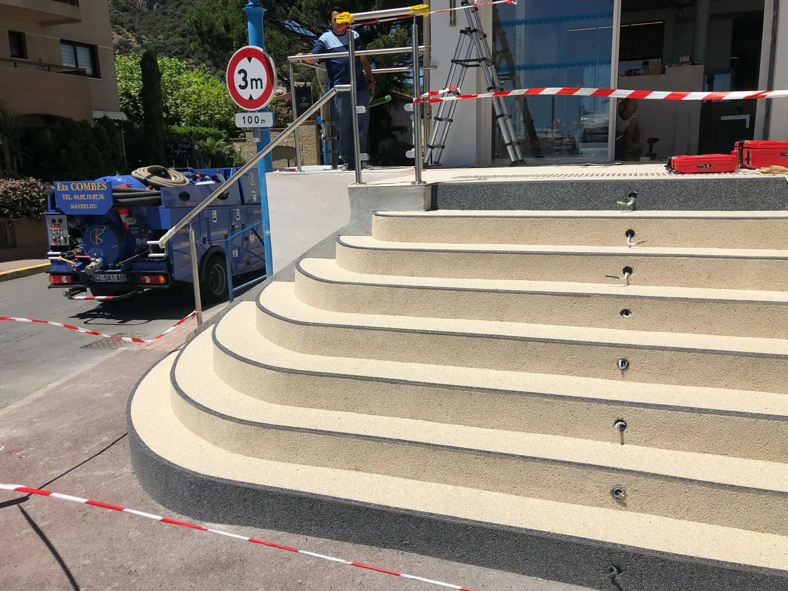 Artisan spécialiste du revêtement de sol escaliers Vidauban, expert résine epoxy, carrelage et béton ciré